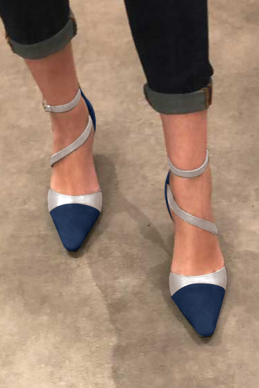 Navy blue and light silver women's open side shoes, with snake-shaped straps. Tapered toe. High slim heel. Worn view - Florence KOOIJMAN